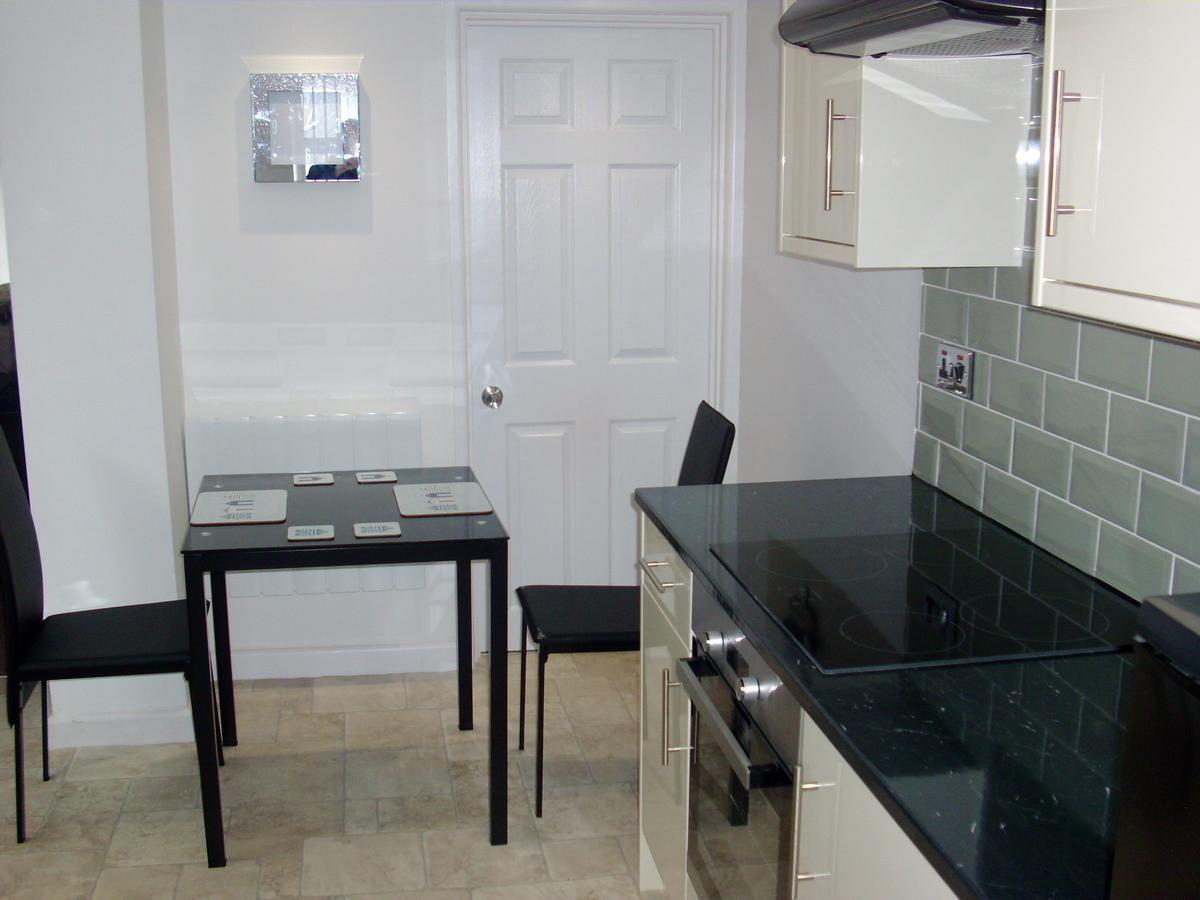 Lockinbar * Tenby